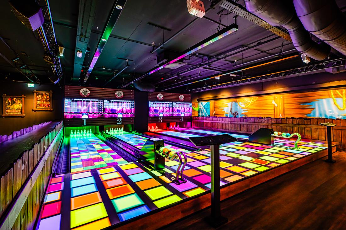 Bunte Neon-Bowlingbahnen in der Erlebniswelt Eberswalde