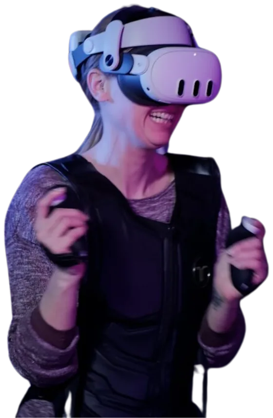 Lachende Spielerin mit VR-Brille in der Erlebniswelt Eberswalde